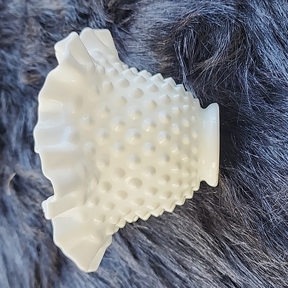 VINTAGE  RUFFLED  HOBNAIL MILK GLASS BOWL. - Picture 3 of 7
